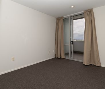 Recently repainted good sized one bedroom - Photo 3