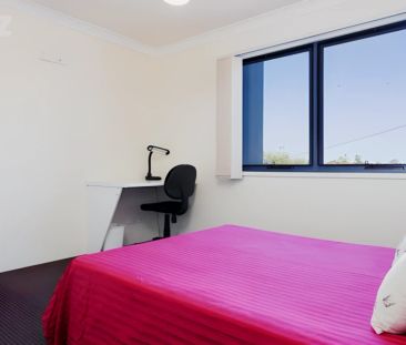 3 Bedroom / 2 Bathroom Apartment (Rent a Room) - Photo 3