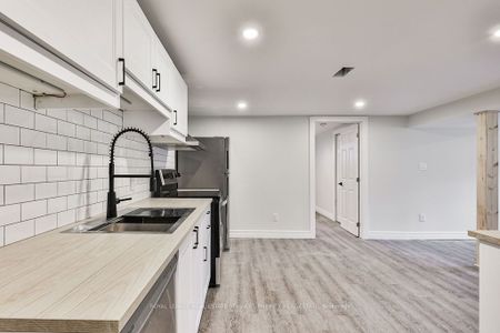 Detached Home For Lease | X8064284 - Photo 2