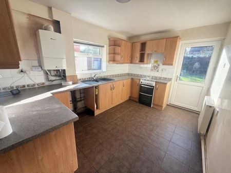 3 bedroom semi-detached house to rent - Photo 5