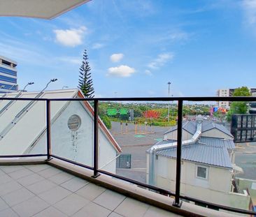 Two bedroom City Apartment with balcony views! - Photo 2