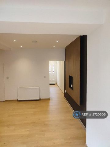 4 bedroom terraced house to rent - Photo 5