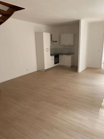 A LOUER APPARTEMENT EN DUPLEX DEUX CHAMBRES A ST QUENTIN 02100 - Photo 3