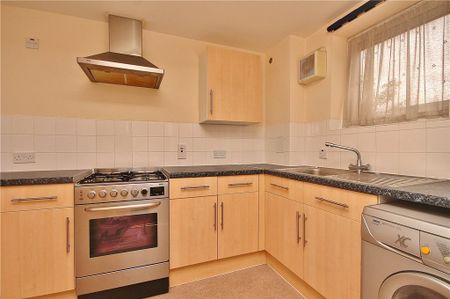 Yeoman Drive, Staines-upon-Thames, Surrey, TW19 7TH - Photo 2