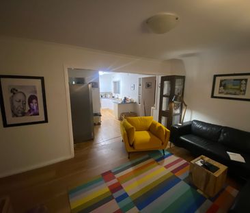 Cosy three bedroom house on large block with established garden. - Photo 1