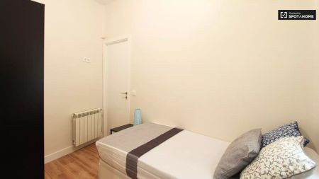 Room in a shared 4-bedroom apartment for rent in Embajadores, professionals and students allowed - Foto 4
