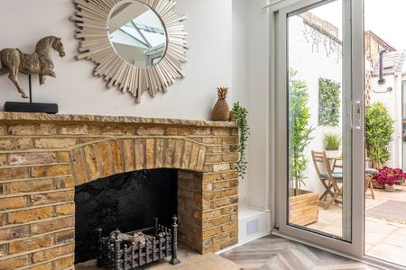 2 Bed Terraced House, Kramer Mews, SW5 - Photo 2