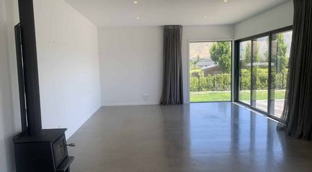 Sunny Wanaka Rental with Mountain Views - Photo 2