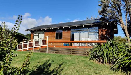 Chic 1BR Beachside Retreat - Peka Peka - Photo 2
