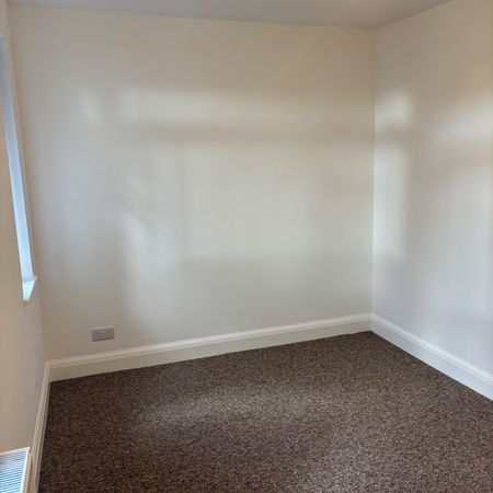2 bed Apartment - To Let - Photo 4