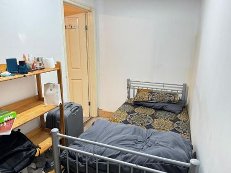 1 bedroom in a house share to rent - Photo 3