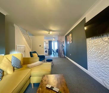 3 bedroom Semi-Detached House to let - Photo 2