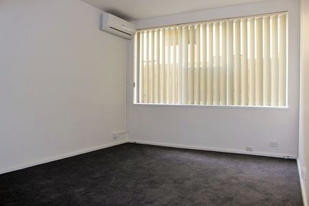 Two Bedroom Ground Floor Apartment in Ideal Location. - Photo 4