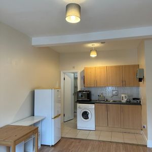 Studio Flat, Leslie Road, E11 - Photo 3