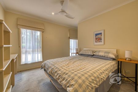 NARRE WARREN NORTH LIVING - Photo 4