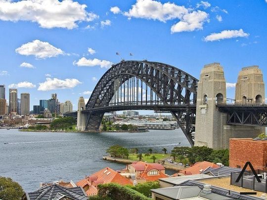 Two bedroom apartment with wonderful Harbour Bridge views - Photo 1