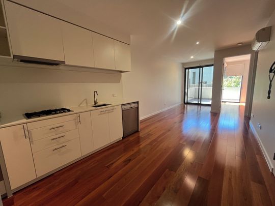 MODERN TWO BEDROOM, TWO BATHROOM APARTMENT - Photo 1