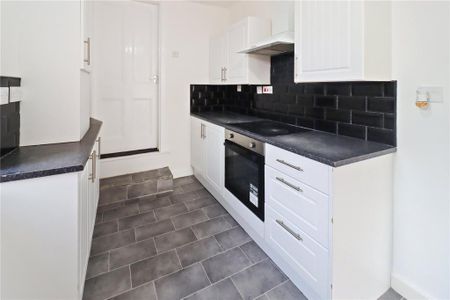 3 bedroom flat to rent - Photo 4