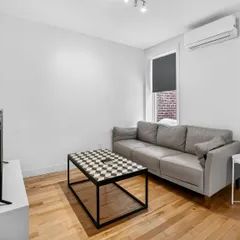 1 room apartment of 70m² in Montreal - Photo 2