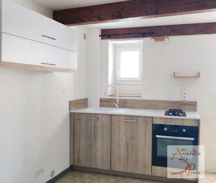 Location Maison 2 pièces 38m² COLLOBRIERES 83610 - Photo 2