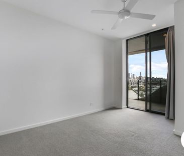 Corner 2-Bedroom 2-Bathroom Apartment with City Views I Pellicano L... - Photo 2