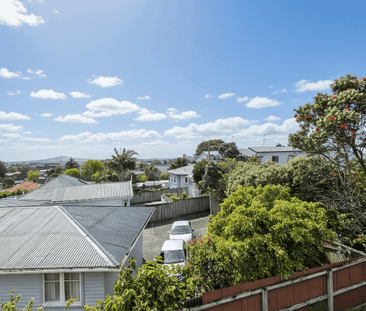 Spacious 4-Bed Townhouse - Walk to Highbury Mall - Photo 3