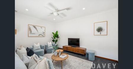 Elegant 4-Bedroom, 2-Bathroom Family Home in Duncraig with Beautiful Pool Views - Photo 5