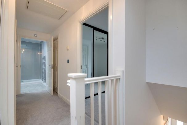 2 bedroom coach house to rent - Photo 1