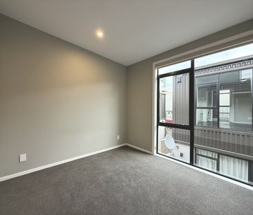 Modern 2 bedroom Townhouse - Hutt Central - Photo 3