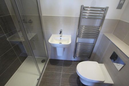 Catena Rise, Surrey - 3 bedrooms Property for lettings - Seymours - Photo 3