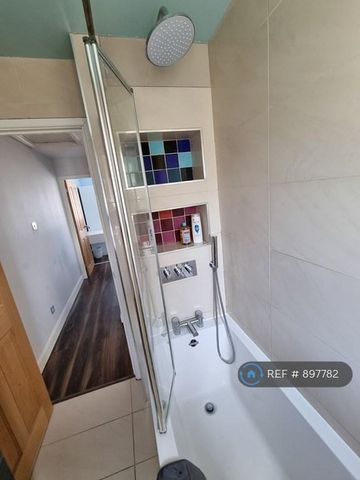 1 bedroom in a house share to rent - Photo 5
