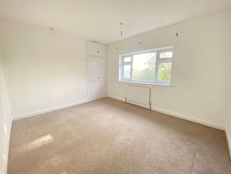 A well presented family home in a desirable location - Photo 4