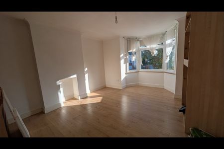 3 Bed Flat, Northampton Road, CR0 - Photo 4