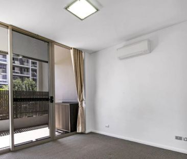 Spacious and Homey One Bedroom with Courtyard - Photo 3