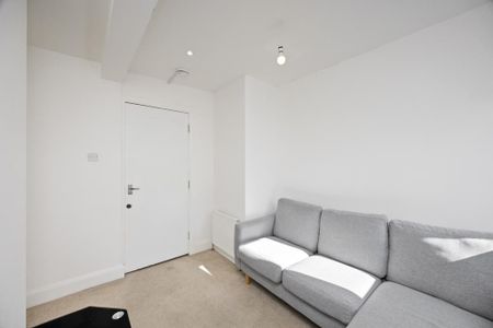 4 bedroom flat to rent - Photo 2