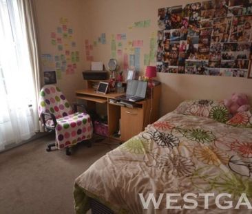 4 Bed - Blenheim Road, Town - Photo 4