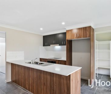 Modern Family Living in Yarrabilba - Photo 3
