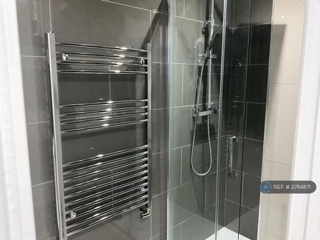 1 bedroom in a house share to rent - Photo 5