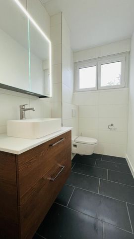 Neu renoviertes 6-Zimmer Doppelhaus mit Parkplätzen, Sitzplatz und Garten - Photo 5