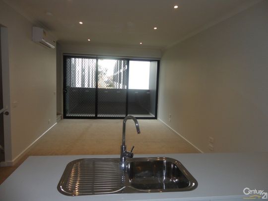 Two Bedroom Townhouse - Clayton Central Location-Hop to Train Station - Photo 1