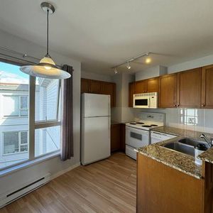 2bd + 1 Bath Top Floor Unit 3089 Oak Street - Photo 2