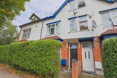 LOVELY, LARGE DOUBLE ROOM WITHIN A PROFESSIONAL HOUSE SHARE! FOR SINGLE PROFESSIONAL. QUIET STREET CLOSE TO NARBOROUGH ROAD AND FOSSE ROAD SOUTH. - Photo 5