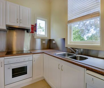 Spacious Three-Bedroom Apartment In West Hobart - Photo 2