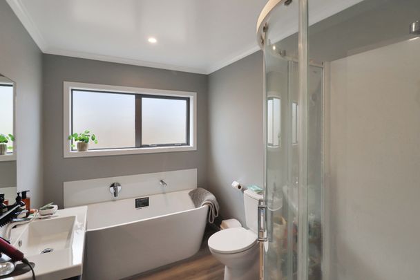 Modern Three-bedroom Home - Photo 1