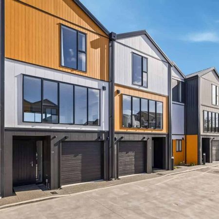 CITY CENTRE - 3 BEDROOM, 2 BATHROOM, SINGLE GARAGE - Photo 3
