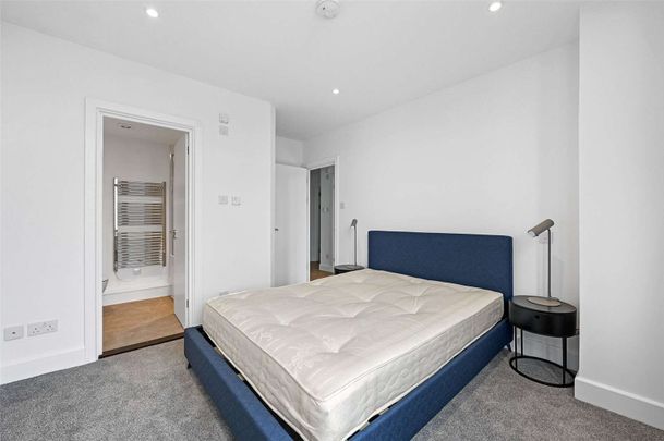 A newly refurbished two bedroom apartment in a convenient City location - Photo 1