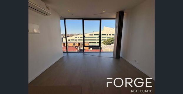 Spacious Single Bedroom Apartment At St. Boulevard - Photo 1