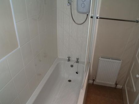 3 bedroom end of terrace house to rent - Photo 4