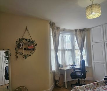 Room in a Shared House, Monega Road, E7 - Photo 3