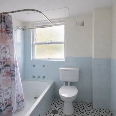 Comfortable Apartment Living in a Boutique Croydon Complex - Photo 3